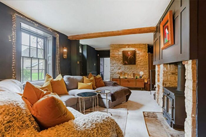 6 Bedroom Country House For Sale In Market Square, Lechlade-on-Thames, GL7