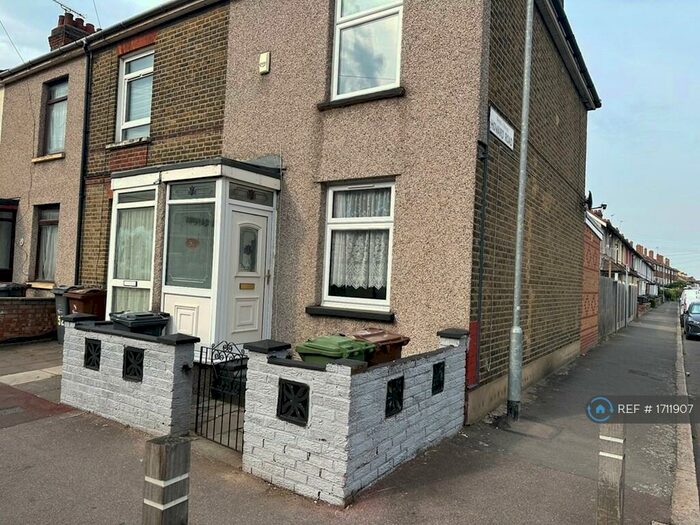 2 Bedroom End Of Terrace House To Rent In King Edward Road, London, IG11