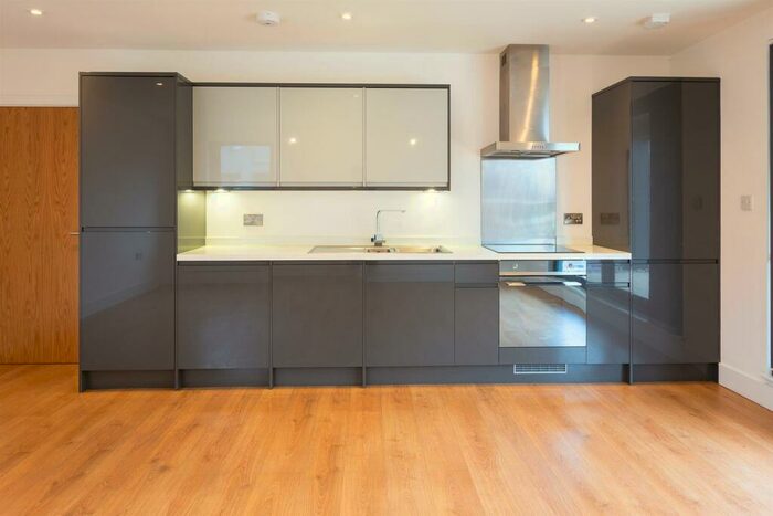 3 Bedroom Apartment To Rent In Blackhorse Lane, Walthamstow, E17