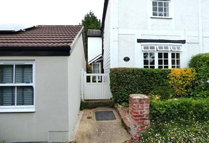 1 Bedroom End Of Terrace House To Rent In Leatherhead, KT22