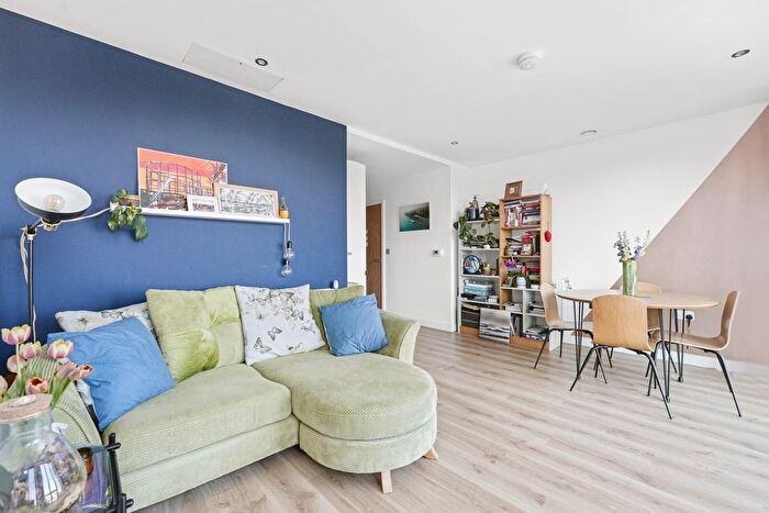 1 Bedroom Flat To Rent In Buckhurst Street, Bethnal Green, E2