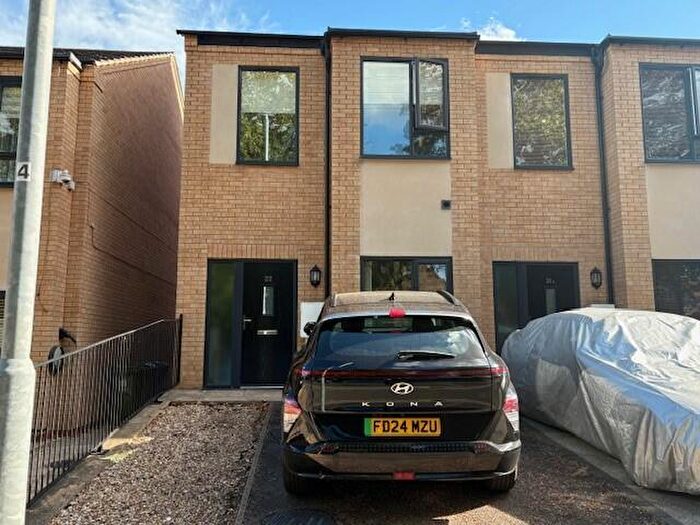 3 Bedroom Town House To Rent In St. John Street, Mansfield, NG18