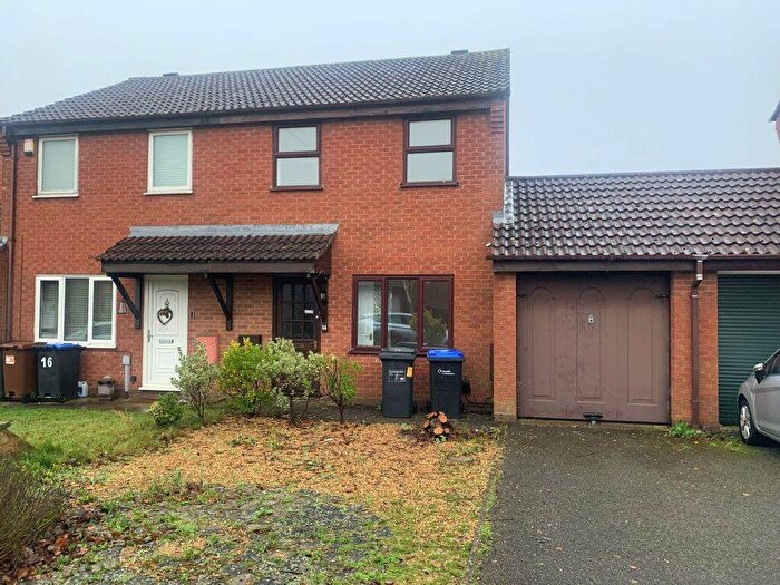 3 Bedroom House To Rent In Oakgrove Place, Northampton, NN4