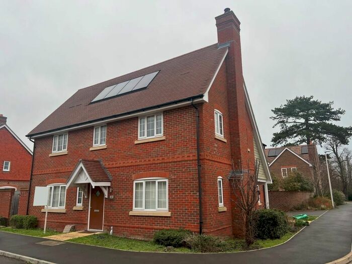 3 Bedroom Semi-Detached House To Rent In Wokingham, Berkshire, RG41