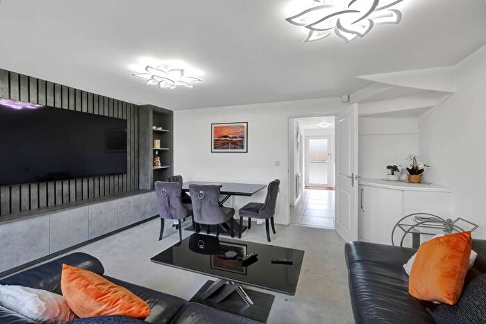 3 Bedroom Semi-Detached House To Rent In Kensal Green Drive, Maidenhead, SL6