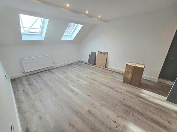 3 Bedroom Apartment To Rent In Clouds Hill Road, Bristol, BS5
