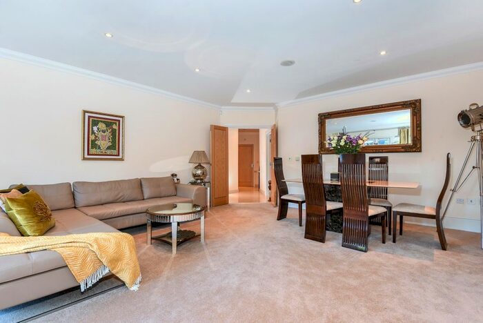 2 Bedroom Flat To Rent In Cross Road, Sunningdale, Ascot, SL5