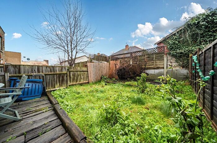 1 Bedroom Apartment For Sale In Stanley Road, London, E4