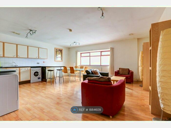 2 Bedroom Flat To Rent In Regents Court, Manchester, M1