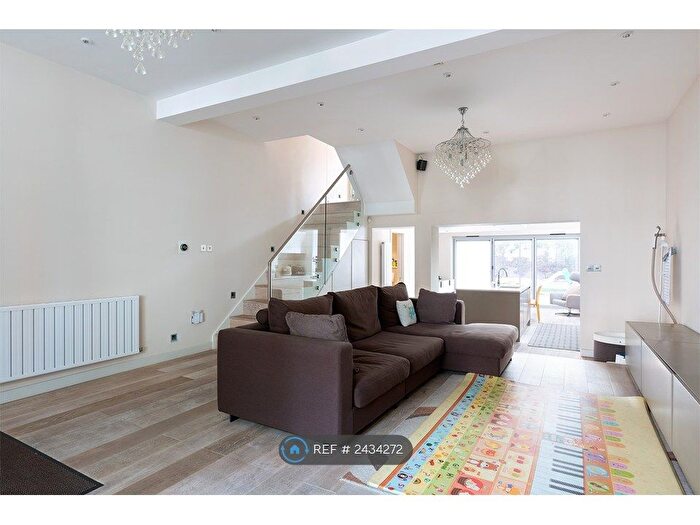 5 Bedroom Flat To Rent In Macfarlane Road, London, W12