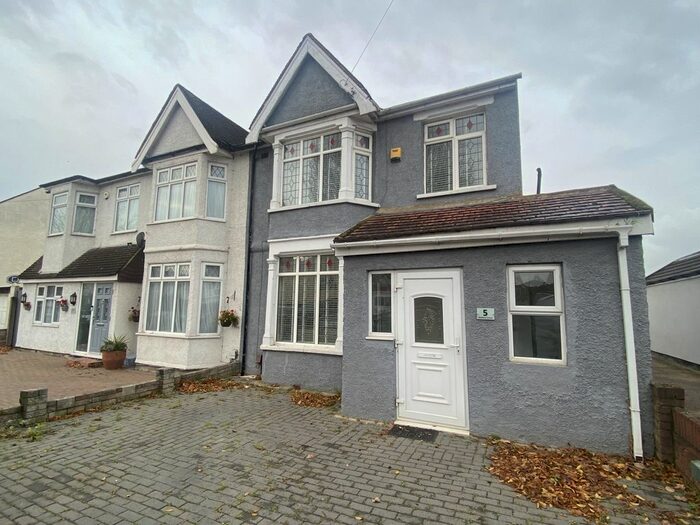 3 Bedroom Property To Rent In Middleton Avenue, Chingford, London E4