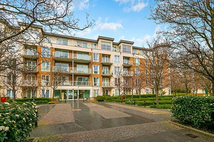 2 Bedroom Flat To Rent In Melliss Avenue, Kew, TW9