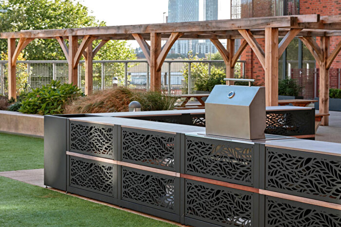 3 Bedroom Flat To Rent In Oxbow, Stephenson House, M5