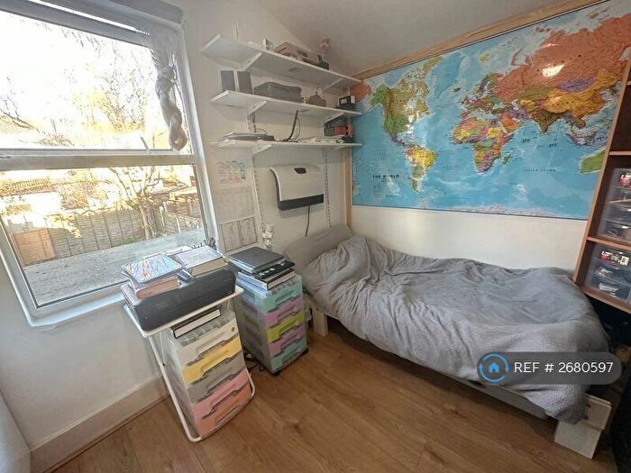 Studio To Rent In Leslie Road, London, E11