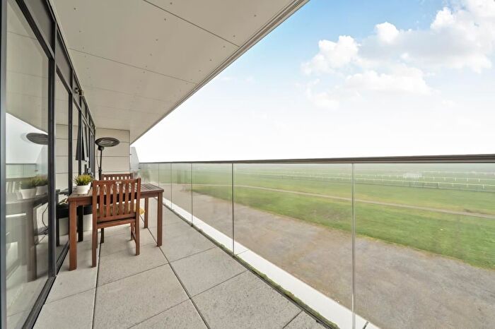 2 Bedroom Flat For Sale In Newbury, Berkshire, RG14