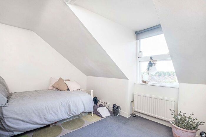 3 Bedroom Flat To Rent In Lewin Road, Streatham, SW16