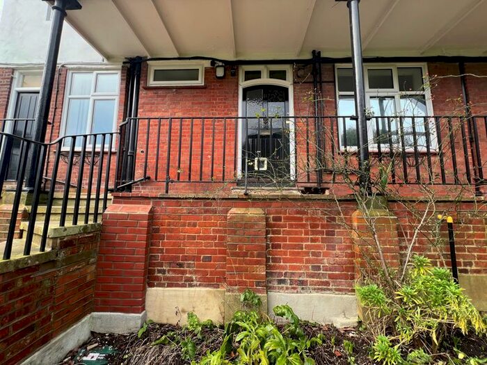 2 Bedroom Flat To Rent In Wey Hill, Haslemere, GU27