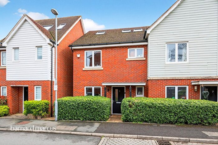 4 Bedroom Semi Detached House For Sale In Redwood Drive, Epsom, KT19