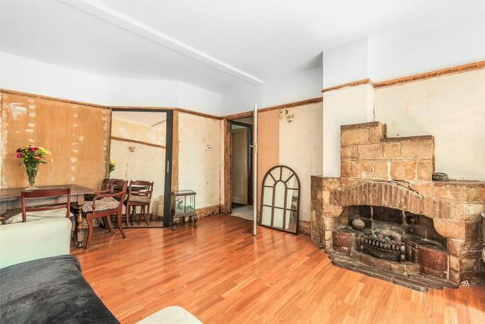 2 Bedroom Apartment For Sale In Stonegate Court, Buck Lane, Kingsbury, NW9