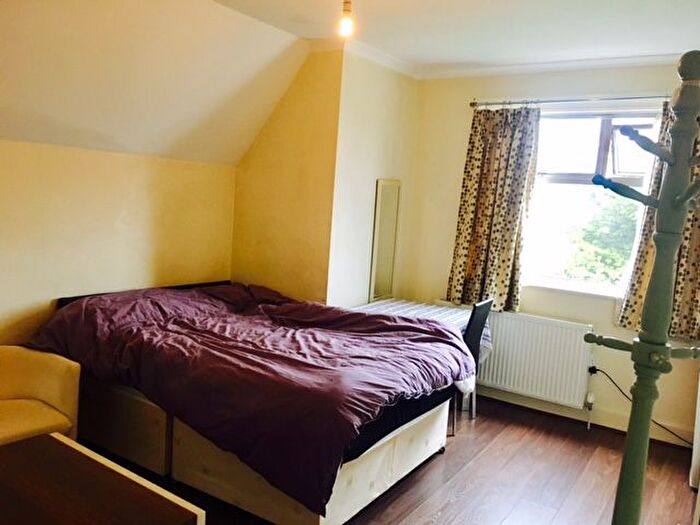 Studio To Rent In Thorncliffe Road, Southall, UB2