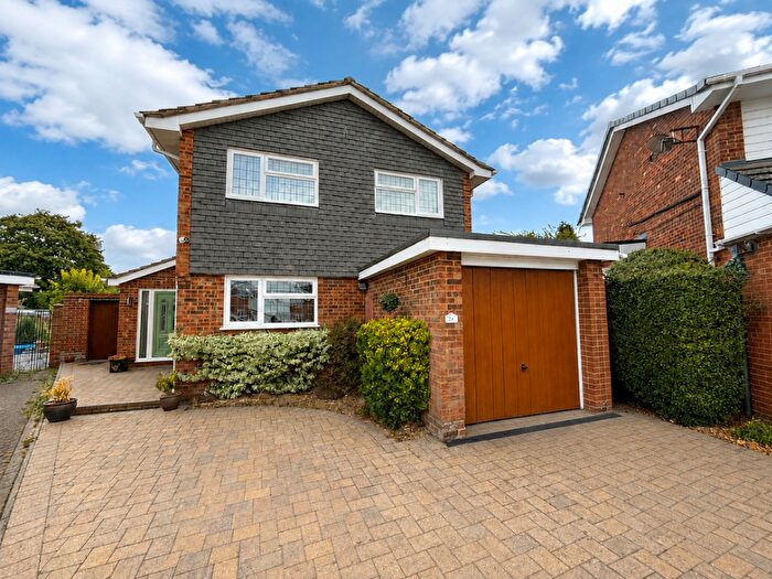 4 Bedroom Detached House For Sale In St. Christophers Close, Dunstable, LU5