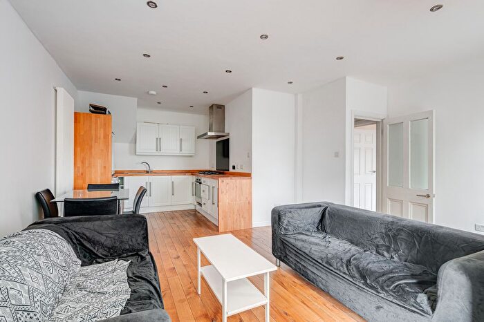2 Bedroom Flat To Rent In Brondesbury Villas, Queen's Park, London, NW6
