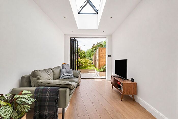 2 Bedroom Flat For Sale In Twilley Street, Earlsfield, Wandsworth, London, SW18