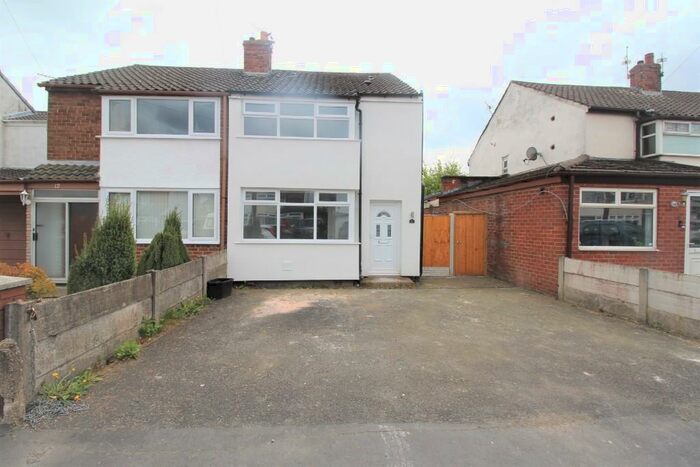 3 Bedroom Semi-Detached House To Rent In St. Davids Close, L35
