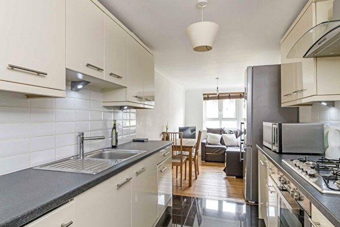 3 Bedroom Flat To Rent In Cheesemans Terrace, West Kensington, W14