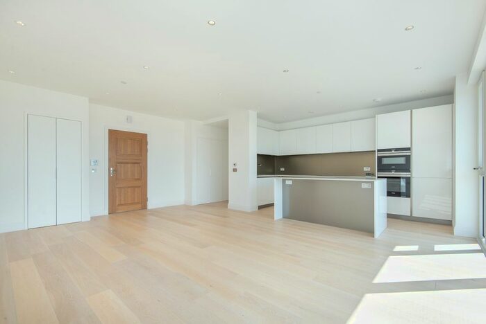 3 Bedroom Flat To Rent In Pinewood Gardens, Teddington, TW11
