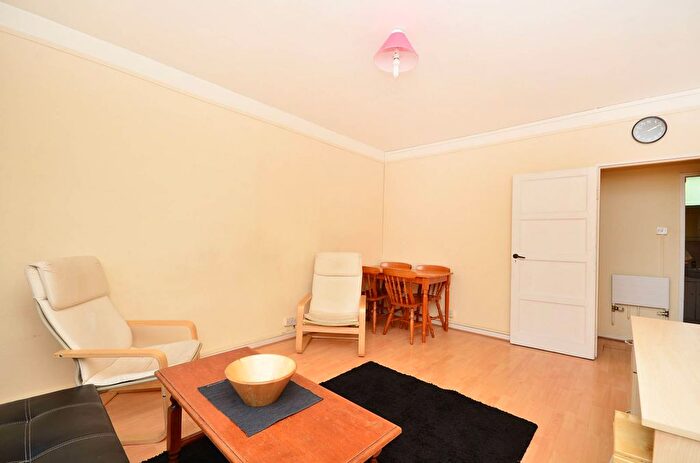 3 Bedroom Flat To Rent In Priory Green, King's Cross, London, N1