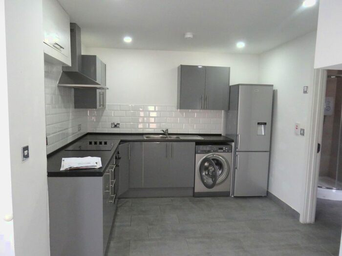 2 Bedroom Maisonette To Rent In Corporation Road, Cardiff, CF11