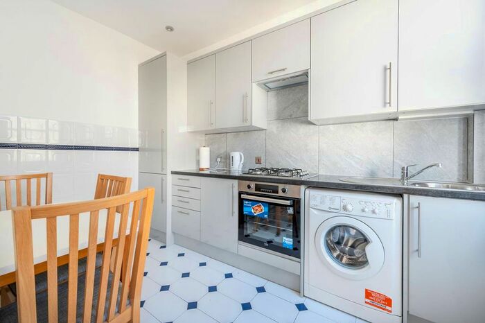 2 Bedroom Flat To Rent In Kensington Gardens Square, Westbourne Grove, London, W2