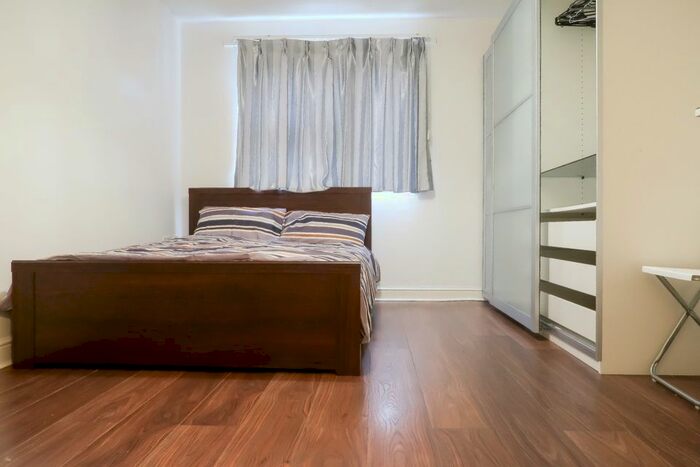 2 Bedroom Flat To Rent In Maltings Close, Bromley By Bow, E3