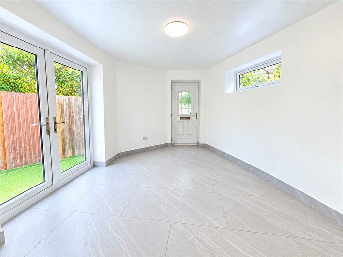 2 Bedroom Flat To Rent In Rostrevor Gardens, Hayes, UB3