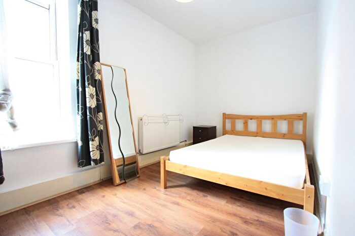 3 Bedroom Flat To Rent In Newton House, Clapham, SW8
