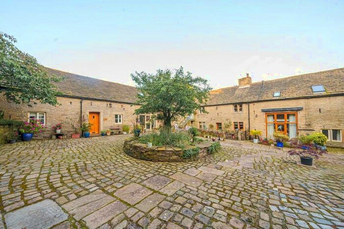 4 Bedroom Barn Conversion To Rent In Hikers Barn, Hollingworth Hall Farm, SK14