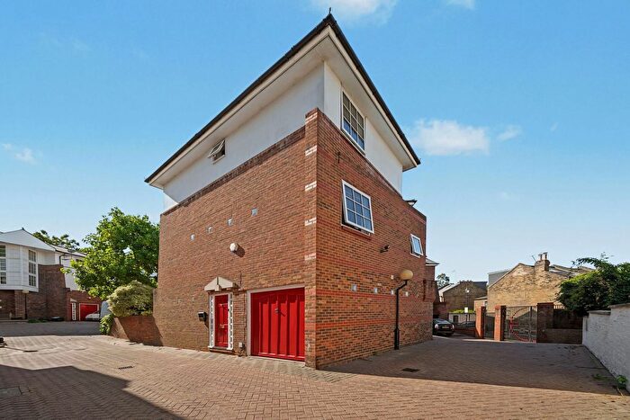 3 Bedroom End Of Terrace House For Sale In Coach House Lane, London, N5