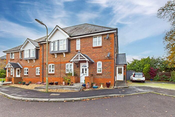 2 Bedroom Maisonette For Sale In Woodland Crescent, Farnborough, Hampshire, GU14