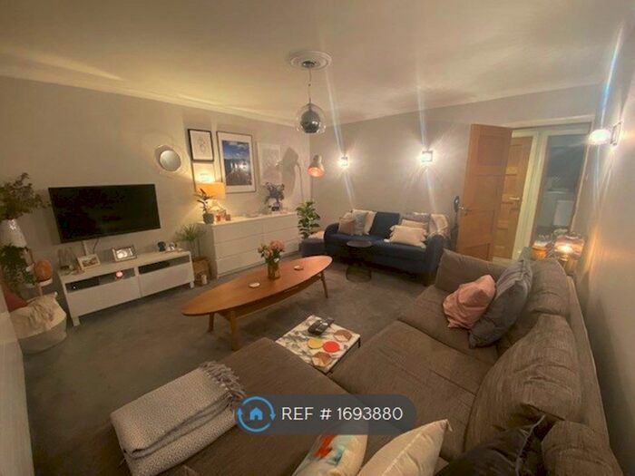 2 Bedroom Flat To Rent In Mc Kinley Court, Beckenham, BR3