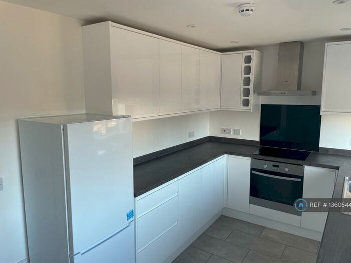 2 Bedroom Flat To Rent In Crabtree Lane, Hemel Hempstead, HP3