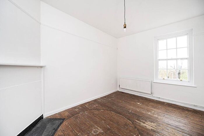 3 Bedroom Flat To Rent In Taplow House, , Tower Hamlets, London, E2