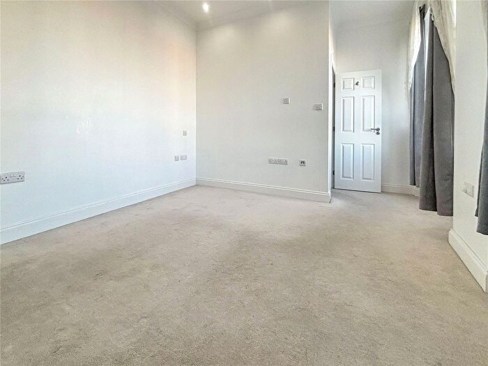 2 Bedroom Flat To Rent In High Street, Slough, Berkshire, SL1