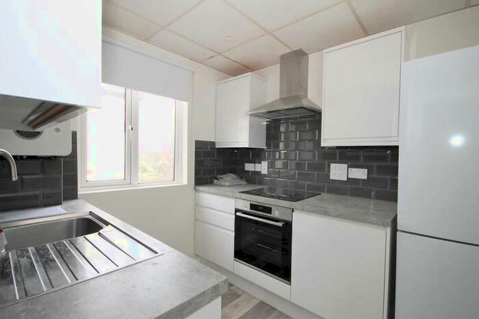 2 Bedroom Flat To Rent In Stonecot Hill, Sutton, SM3