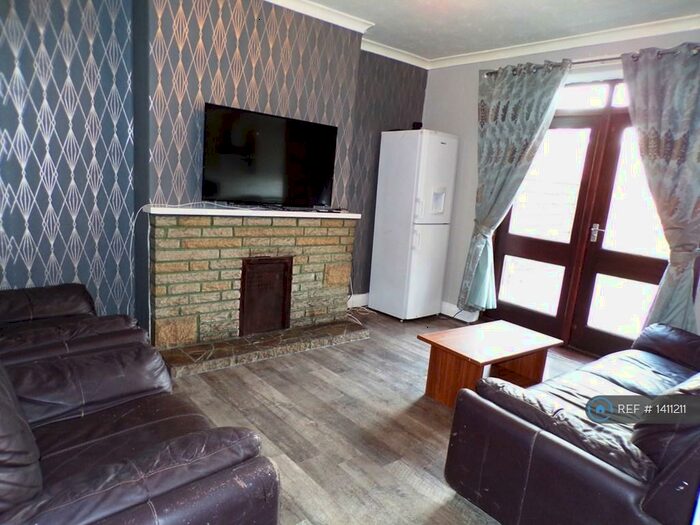 5 Bedroom Semi-Detached House To Rent In Talbot Road, Manchester, M14