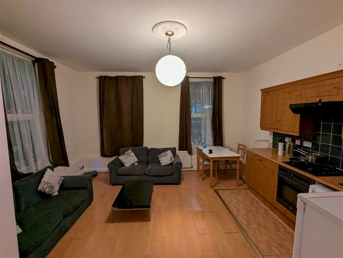 1 Bedroom Flat To Rent In Uxbridge Road, Shepherds Bush, London, W12