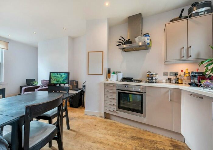 2 Bedroom Flat To Rent In Brook Drive, SE11