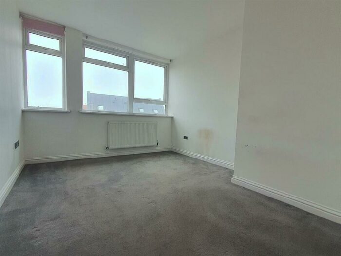 2 Bedroom Flat To Rent In / High Street, Brentwood, CM14