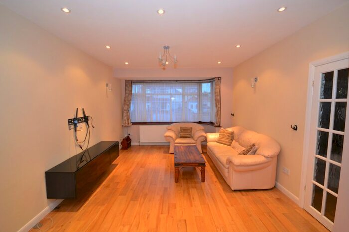 4 Bedroom Semi-Detached House To Rent In Spencer Avenue, Hayes, UB4