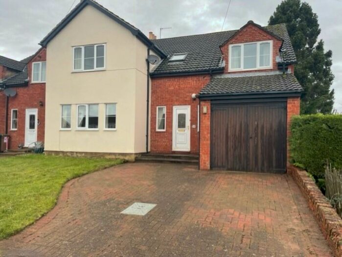 4 Bedroom Semi-Detached House To Rent In Byfield Road, NN11